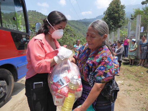 Guatemalan Nonprofit Local Hope donating food to community members in Santa Anita